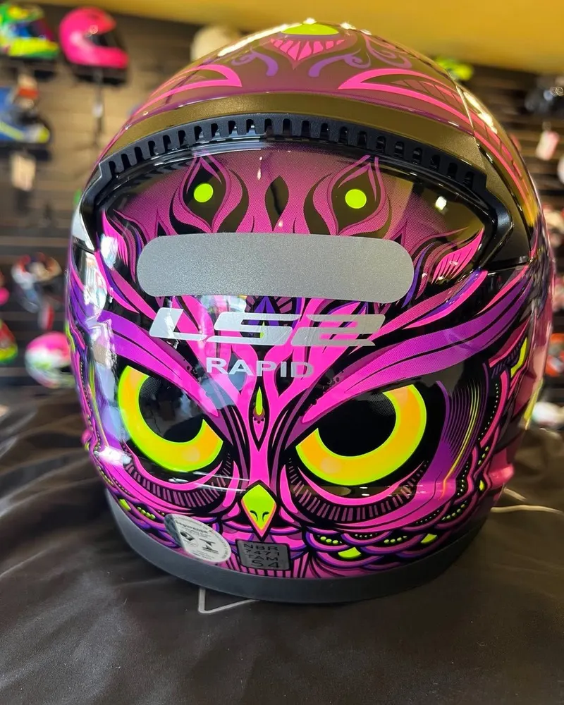 Capacete LS2 com grafismo de coruja em rosa e amarelo