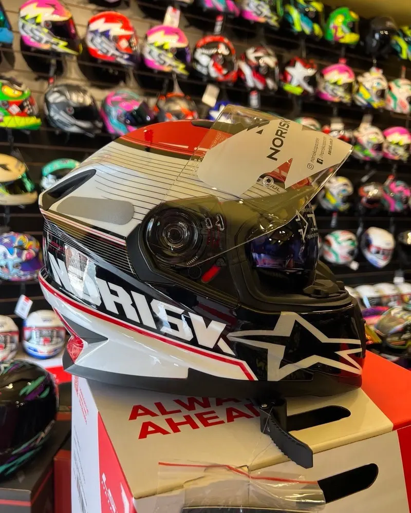 Capacete Norisk branco, preto e vermelho sobre a caixa