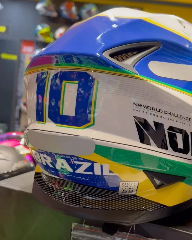 Capacete Norisk com as cores do Brasil e o número 10