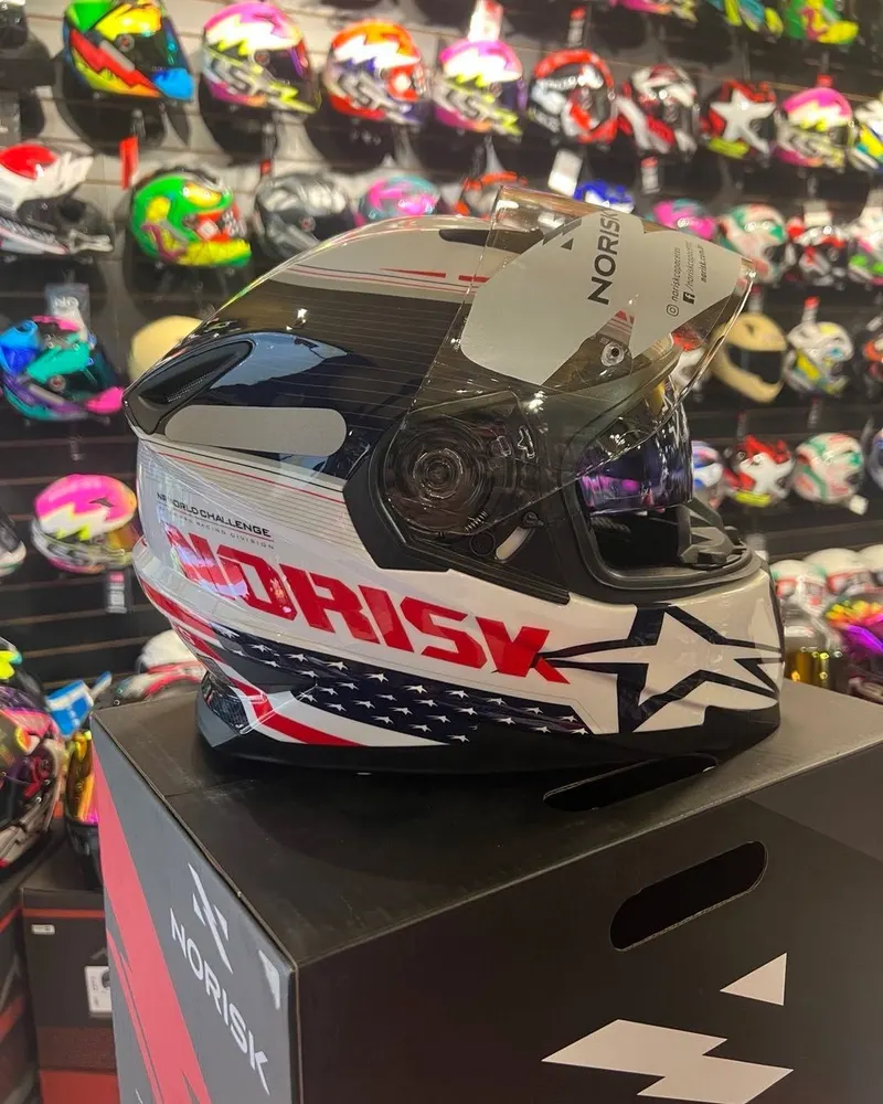Capacete Norisk branco e preto com detalhes vermelhos